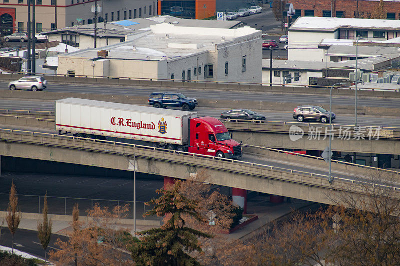 2022年11月20日，美国华盛顿斯波坎市从90号州际公路驶往市中心的英格兰半挂车出口。C.R. England是一家总部位于犹他州盐湖城的长途卡车运输公司。